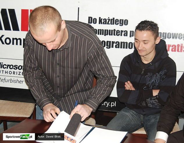Michał Szczepaniak podpisujący kontrakt