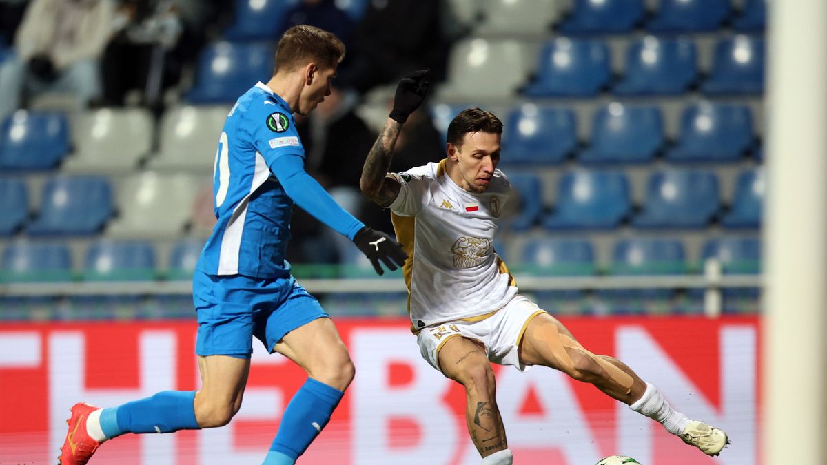 PAP / Łukasz Gągulski / Na zdjęciu: Darko Churlinov (z prawej) podczas meczu Jagiellonii Białystok z FK Mlada Boleslav (0:1) w Lidze Konferencji 2024/25.