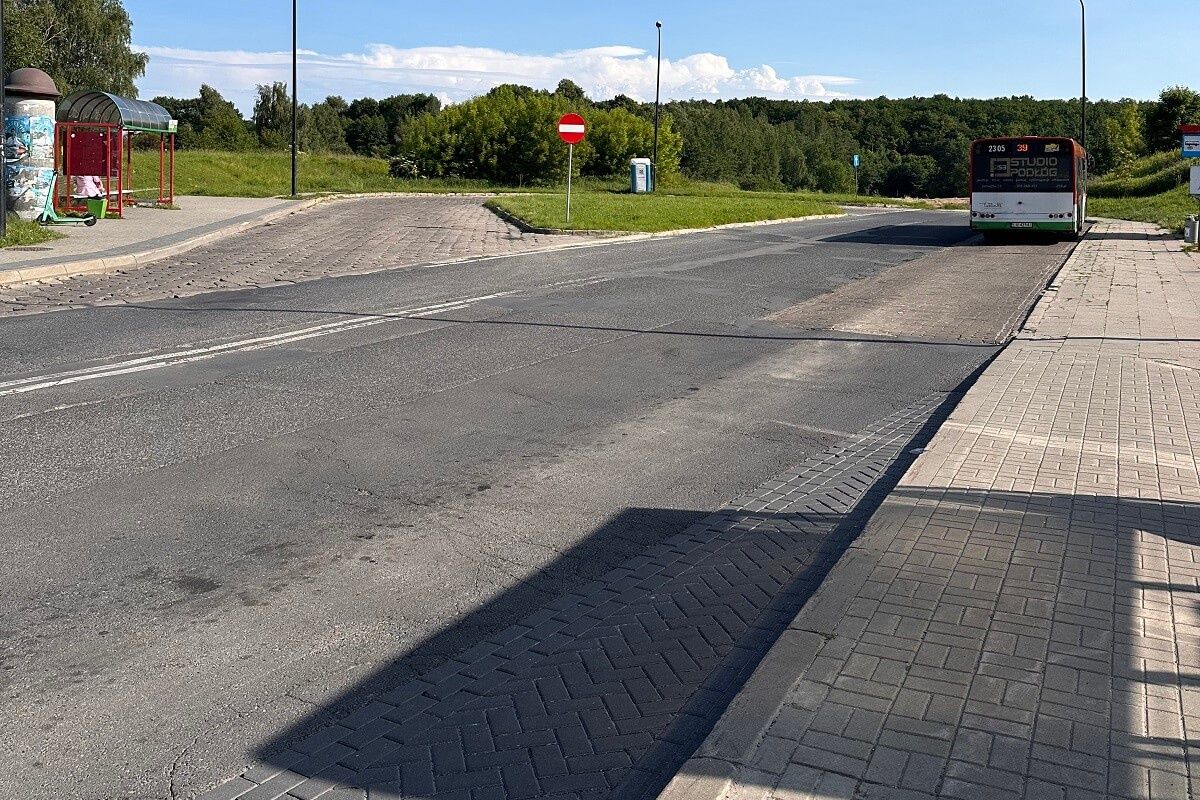 Uszkodzona nawierzchnia na pętli autobusowej