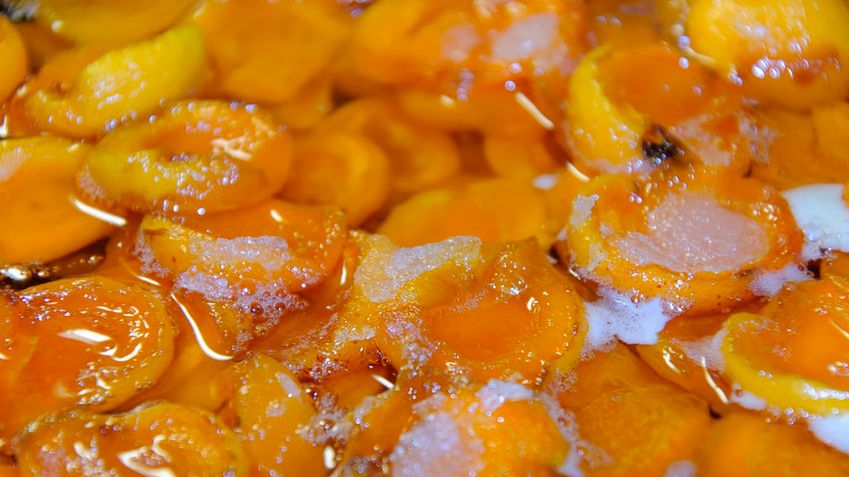 Morele bez skórki w puszce w bardzo mocnym syropie (owoce i płyn)