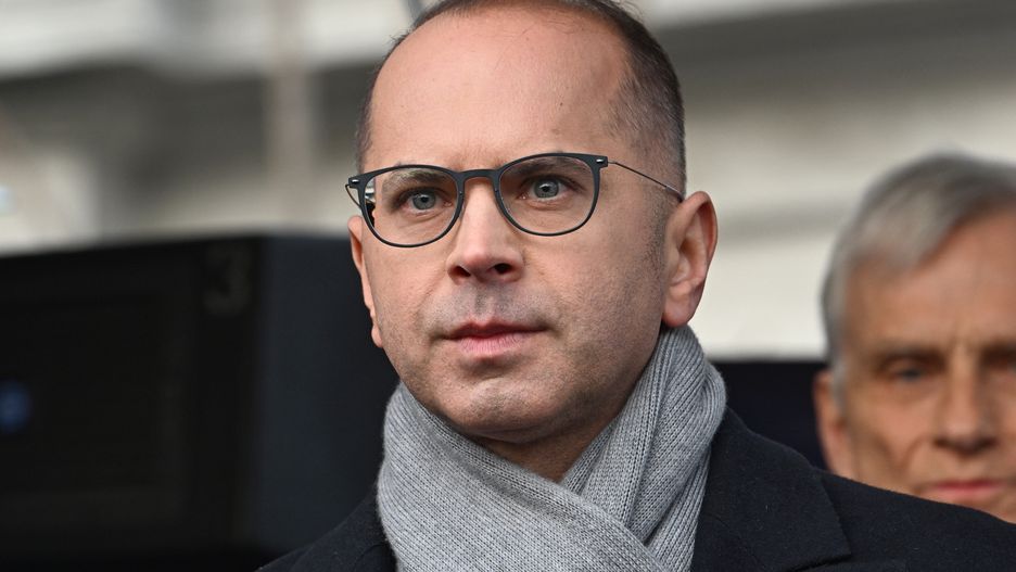 Warszawa, 24.02.2024. Poseł KO Michał Szczerba na demonstracji przed Ambasadą Federacji Rosyjskiej w Warszawie, 24 bm. w drugą rocznicę pełnoskalowej rosyjskiej agresji na Ukrainę. Uczestnicy zgromadzenia przemaszerują spod ambasady pod gmach Sejmu RP. (ad) PAP/Radek Pietruszka