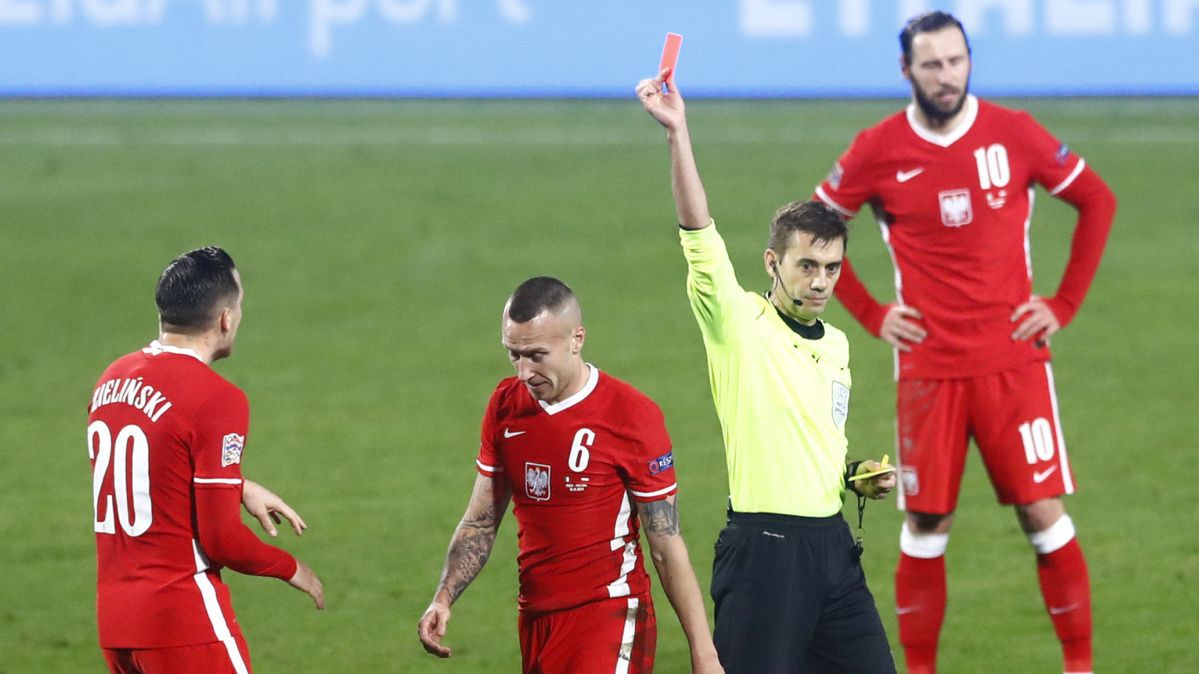 Jacek Góralski otrzymuje czerwoną kartkę (za dwie żółte) w meczu z Włochami