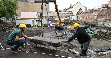 Wydobyli dziewiątą płytę nagrobną. To odkryli pod kamieniem