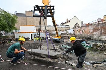 Wydobyli dziewiątą płytę nagrobną. To odkryli pod kamieniem