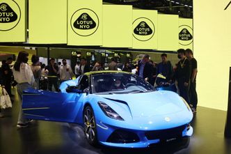 Supersamochód za połowę ceny. Lotus Emira jest jak "małe Ferrari"