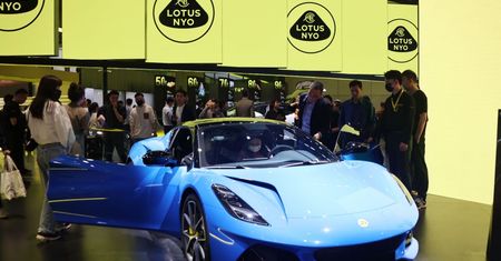 Supersamochód za połowę ceny. Lotus Emira jest jak "małe Ferrari"