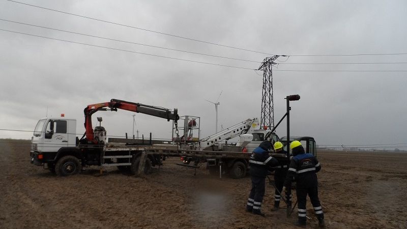 Przewrócony słup linii energetycznej - pracownicy PGE usuwają awarię