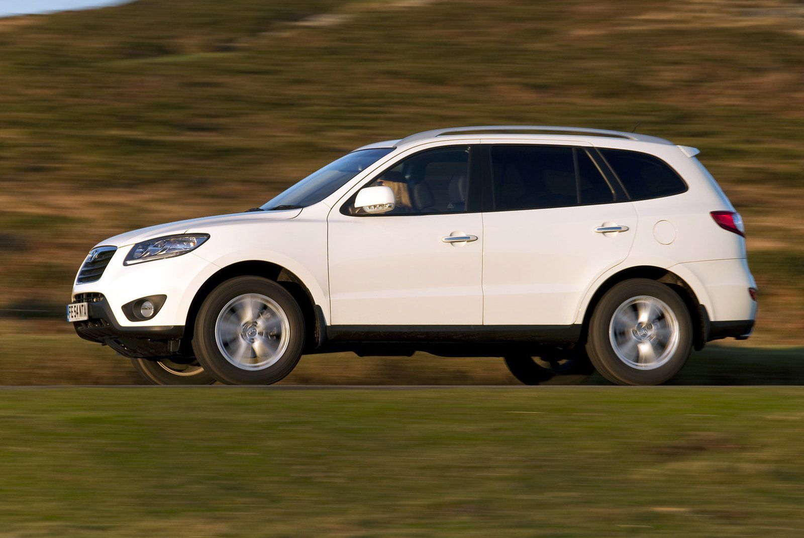 Hyundai Santa Fe po liftingu. Pewność prowadzenia daje niezależne zawieszenie. Napęd na cztery koła przydaje się głównie zimą i na bezdrożach, których lepiej unikać.
