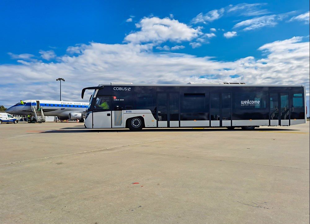 Jeden z pięciu nowych autobusów Cobus 3000 na Lotnisku Chopina