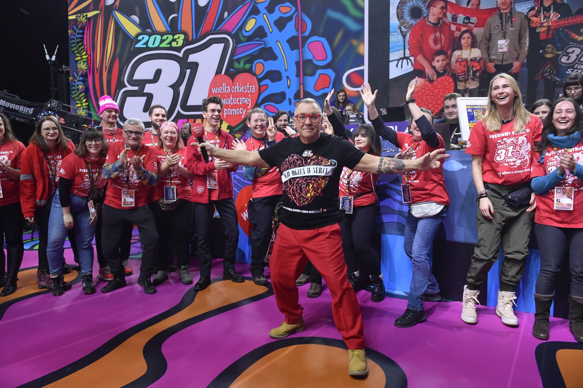 "Wiadomości" TVP mówiły o finale WOŚP przez 13 sekund. Nie zawsze tak było...