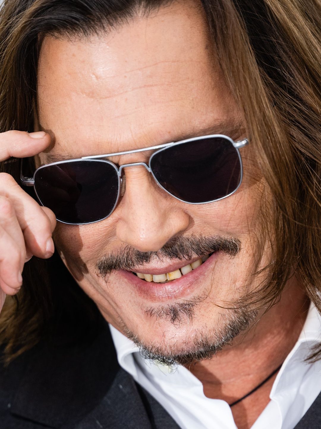 Johnny Depp prezentuje  uśmiech na festiwalu w Cannes 