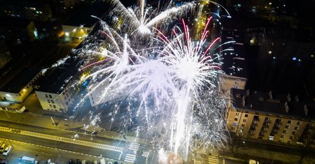 Sylwester 2020. Poważne obostrzenia. Wyjaśniamy, na co można sobie pozwolić w tę noc