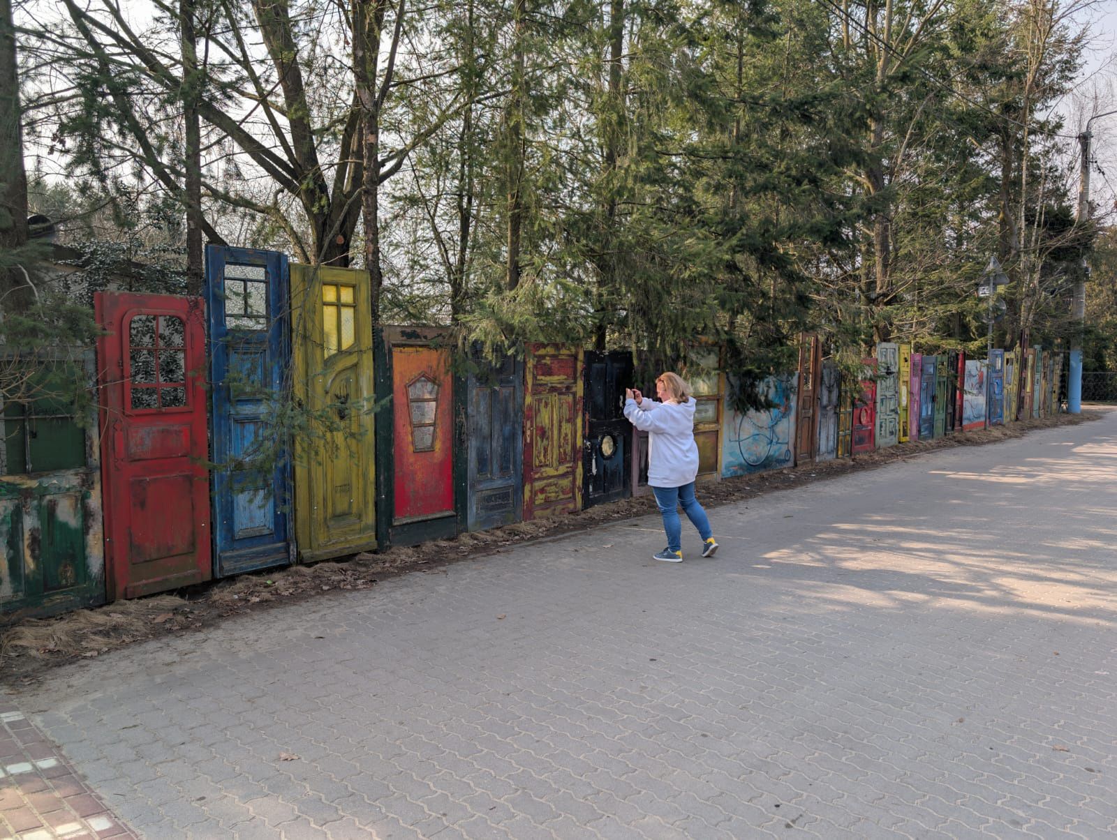 Turyści chętnie fotografują kolorowe ogrodzenie