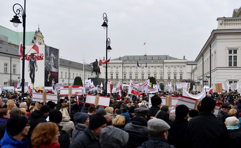 Warszawa, 28.02.2015 r. Protest frankowiczów pod Pałacem Prezydenckim.