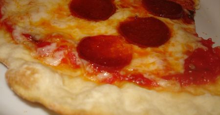 Mrożona pizza pepperoni na tradycyjnym cieście (upieczona)