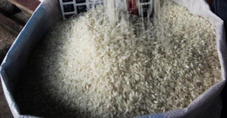 Plastik w ryżu, piwie i soli. Nowe badanie z Australii
