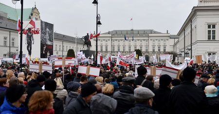 Ustawa o pomocy dla frankowiczów. Prezydent obiecuje kompromis, frankowicze nie chcą czekać i grożą wyjściem na ulice
