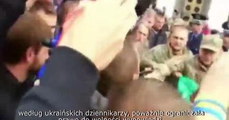 Deputowany wrzucony do śmietnika przez protestujących