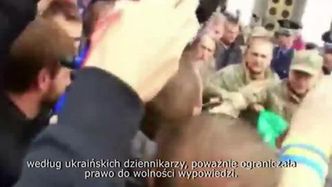 Deputowany wrzucony do śmietnika przez protestujących