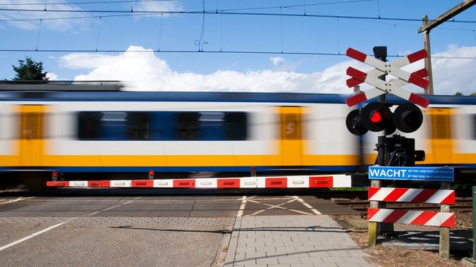 Film dnia. Nietypowe, sprytne rozwiązanie. Przejazd kolejowy na żądanie! 1