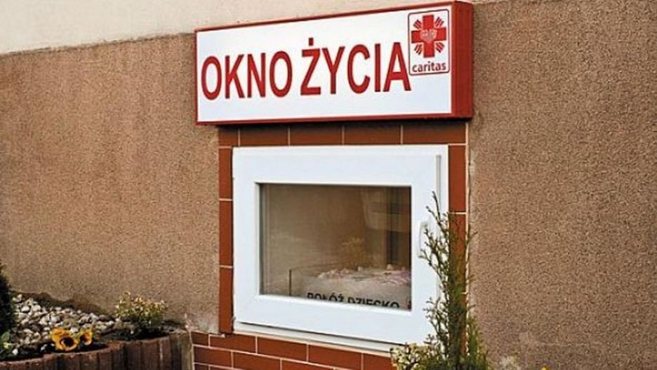 Miesięczny chłopczyk w oknie życia