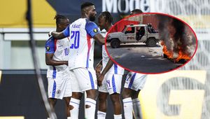 Krajem rządzą gangi. Ich drużyna właśnie awansowała na mundial