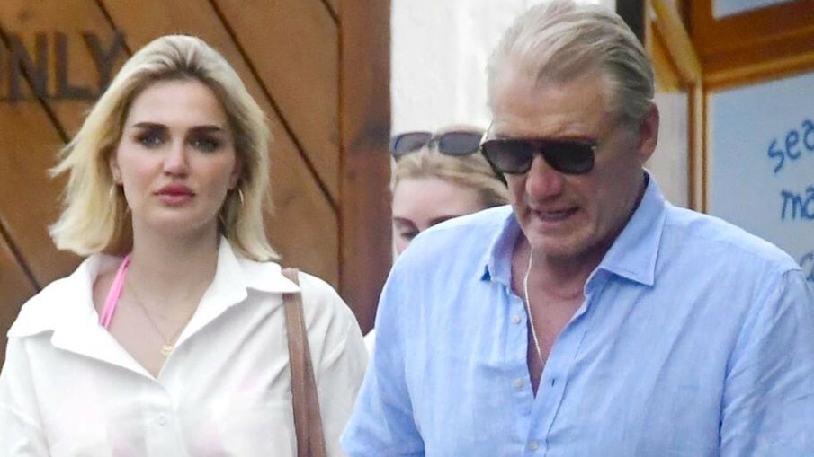 Dolph Lundgren i Emma Krokdal na MykonosBGUK_2684763 - Mykonos, GREECE  - *EXCLUSIVE*  - WEB MUST CALL FOR PRICING - 65-Year-old Swedish actor Dolph Lundgren pictured enjoying his holiday with 25-year-old girlfriend Emma Krokdal in Mykonos.The Rocky actor looked relaxed and in good spirits while seen with family members and his girlfriend enjoying lunch together during vacation in Mykonos.Pictured: Dolph Lundgren - Emma KrokdalBACKGRID UK 12 JULY 2023 BYLINE MUST READ: ThePhotOne / BACKGRIDUK: +44 208 344 2007 / uksales@backgrid.comUSA: +1 310 798 9111 / usasales@backgrid.com*UK Clients - Pictures Containing ChildrenPlease Pixelate Face Prior To Publication*MYKO