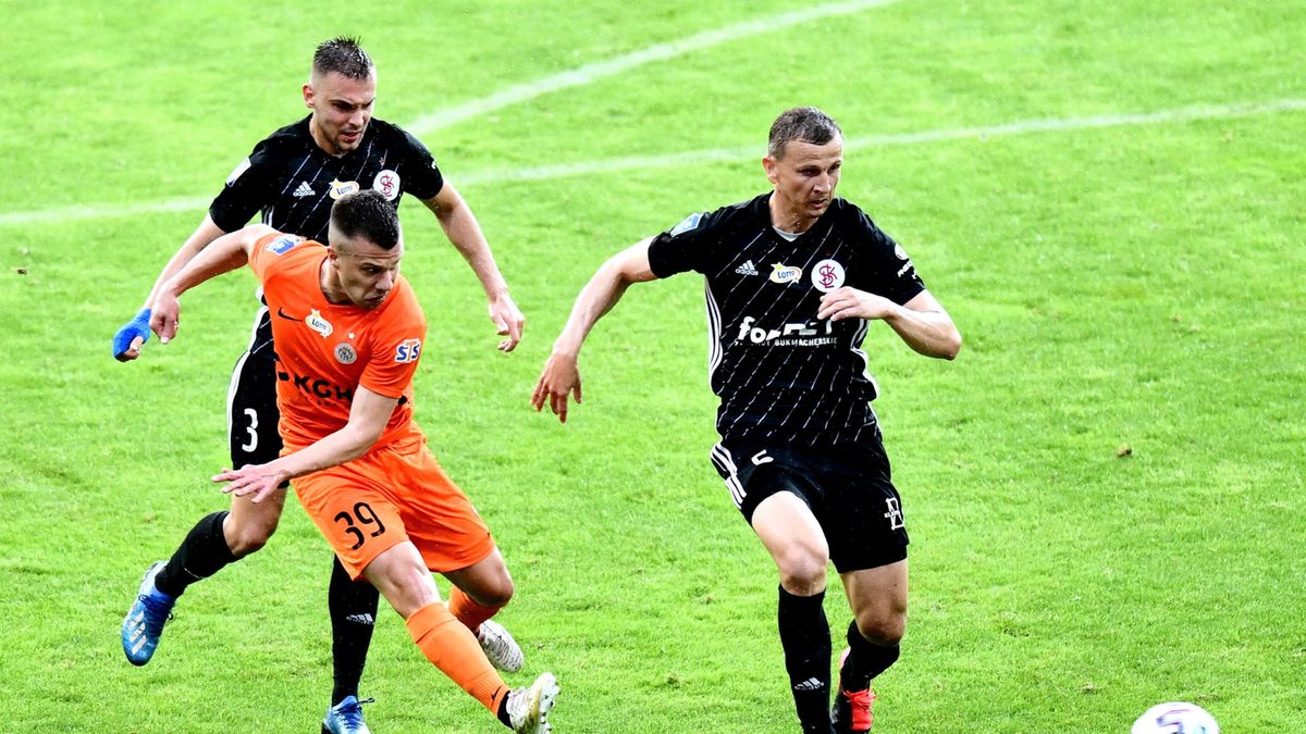 PAP / Sebastian Borowski / Na zdjęciu: Damjan Bohar (w pomarańczowym stroju)