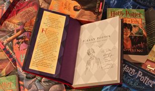 Harry Potter - seria książek J.K. Rowling z rekordowym nakładem i sprzedażą w historii