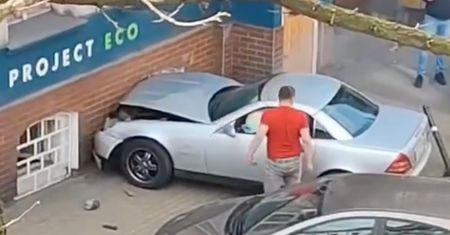 Wbił się w kamienicę w Poznaniu. Skandal, co zrobił później