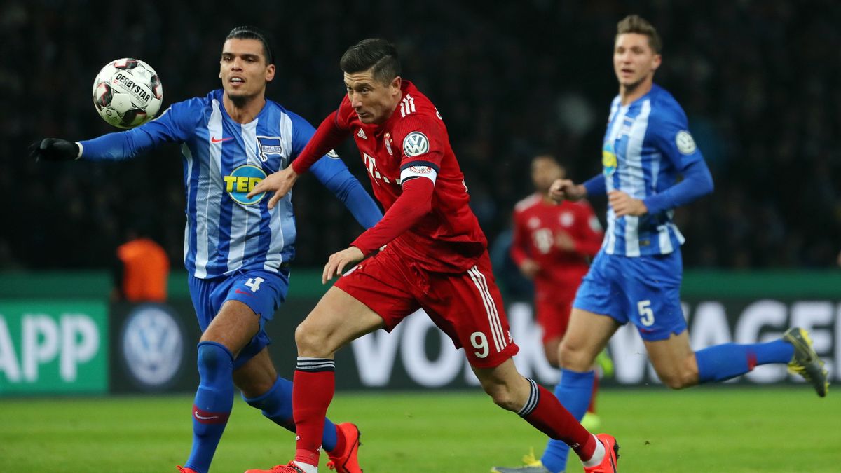 Karim Rekik (z lewej) i Robert Lewandowski (z prawej)