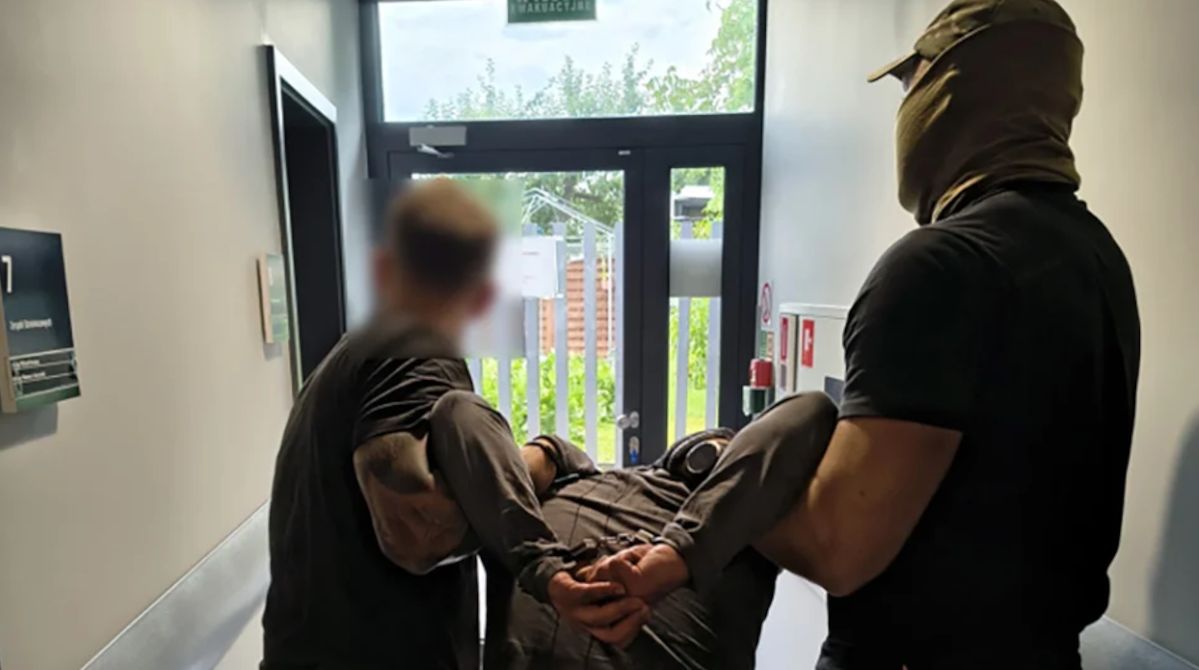 Wychodził z bloku z reklamówką pełną gotówki i biżuterii seniorki