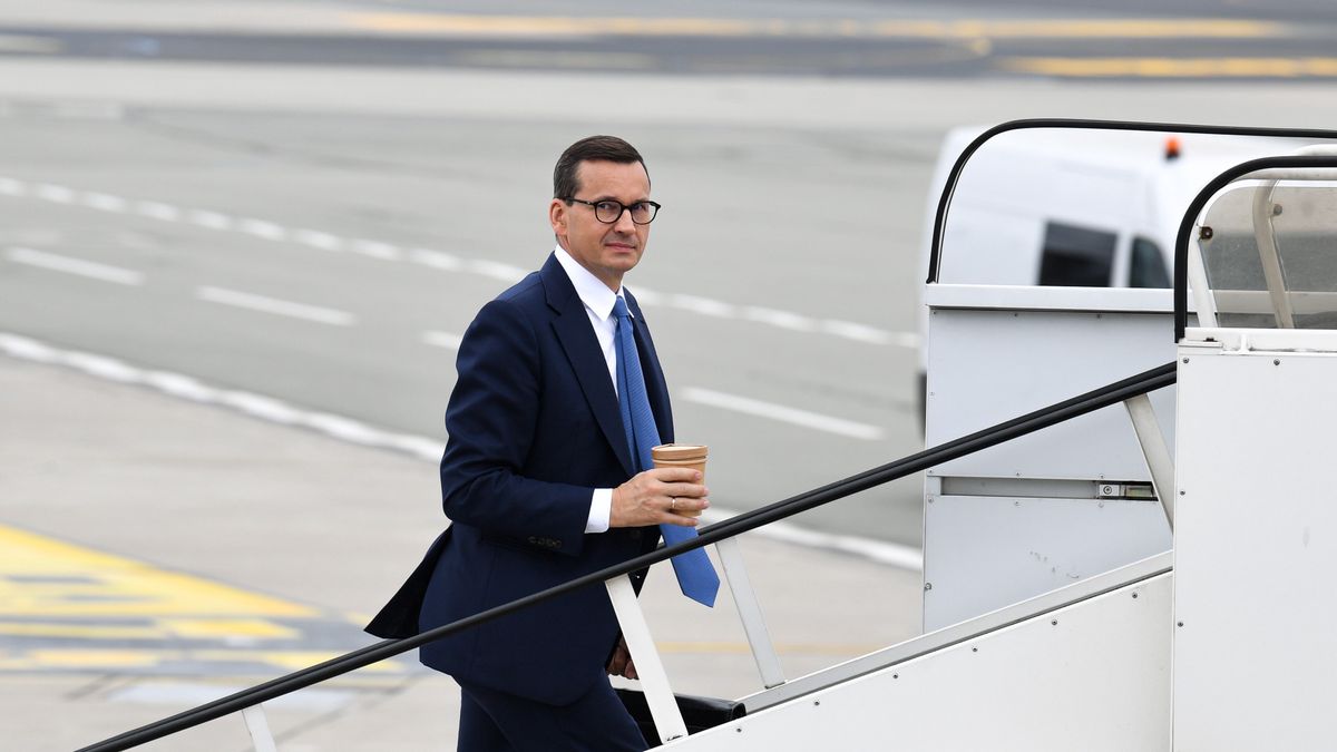 Warszawa, 30.08.2022. Premier Mateusz Morawiecki przed wylotem z Warszawy do Kopenhagi, 30 bm. Premier weźmie udział w Bornholm Summit. (sko) PAP/Andrzej Lange