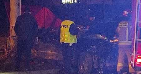 Audi owinęło się na słupie. Nie żyją trzy młode osoby, czwarta walczy o życie w szpitalu