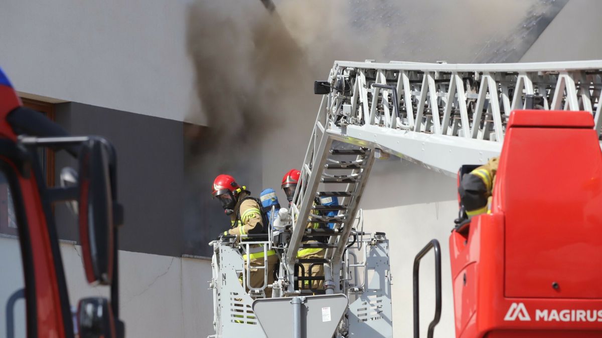 Archiwum Polska Press 2025
17.04.2025 WROCLAW
GAZETA WROCLAWSKA
DOLNY SLASK, RADWANICE GM. SIECHNICE, POZAR DOMU
JAROSLAW JAKUBCZAK/POLSKA PRESS
STRAZ DYM DACH PANELE SLONECZNE
JAROSLAW JAKUBCZAK/POLSKA PRESS