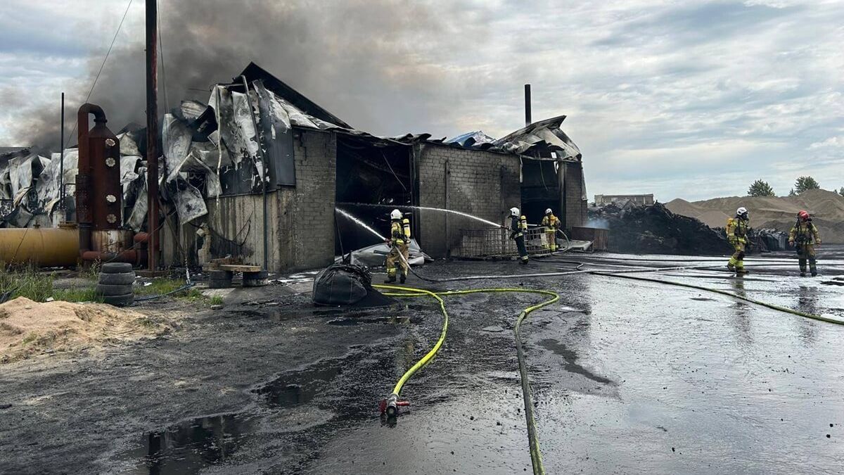 Pożar hali i składowiska opon w Sernikach koło Lubartowa