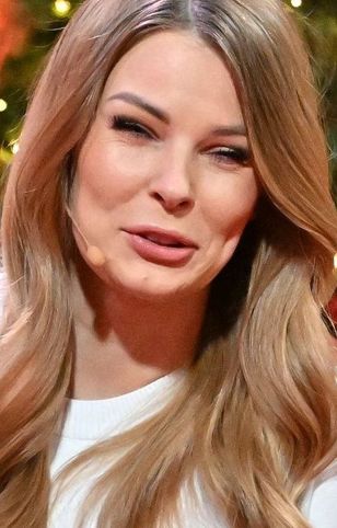 Dziewczęca Małgorzata Tomaszewska. Pozuje w uroczych warkoczykach