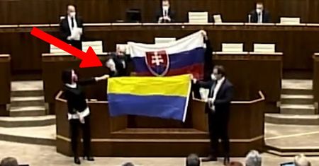 Zrobił to z flagą Ukrainy. Skandal w parlamencie