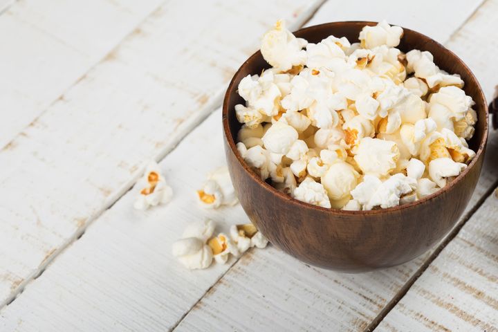 Popcorn prażony na oleju bez zawartości tłuszczów trans (przygotowany w mikrofalówce)