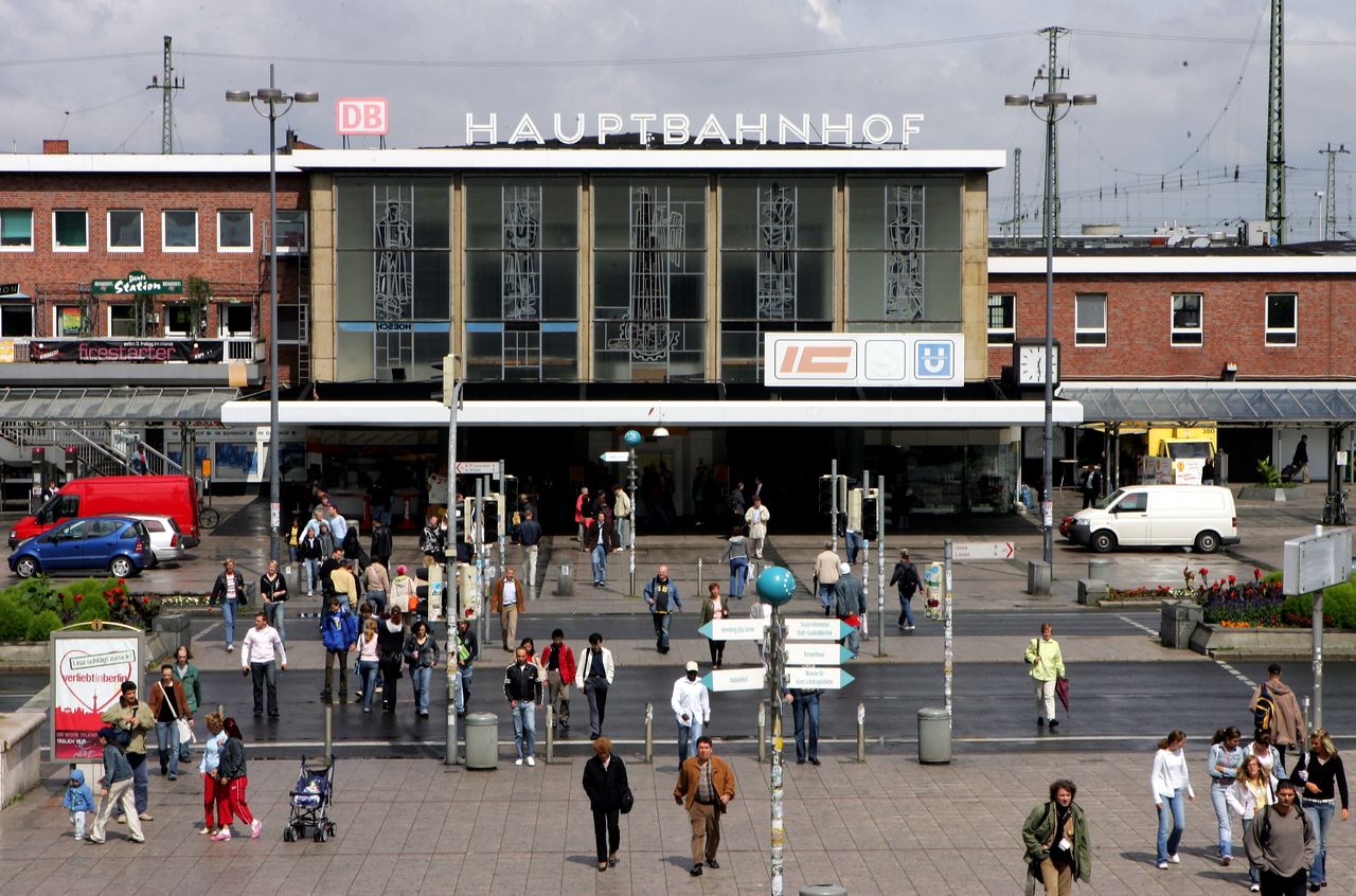 Bavarian fan's luggage sparks bomb scare, station closed for hours