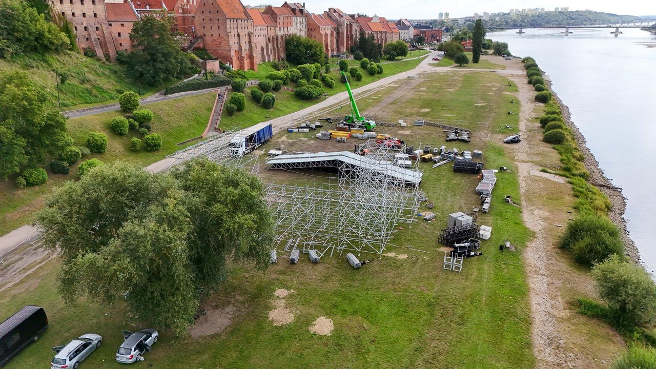 Grudziądz: Lato z Radiem i Telewizją Polską 2025. Na Błoniach Nadwiślańskich trwa budowa imponującej sceny. W sobotę wystąpią tu gwiazdy