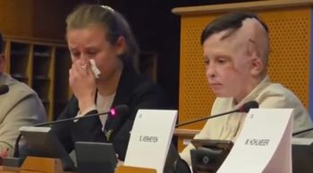 11-latek mówił o zmarłej mamie. Tłumaczka nie wytrzymała