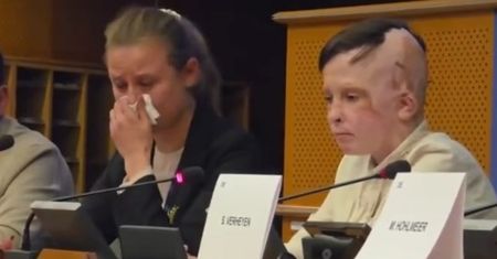 11-latek mówił o zmarłej mamie. Tłumaczka nie wytrzymała