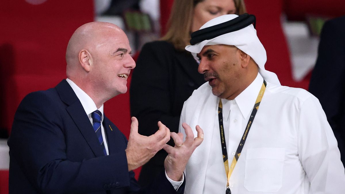 Zdjęcie okładkowe artykułu: Getty Images /  Stefan Matzke - sampics/Corbis  / Na zdjęciu: Gianni Infantino (z lewej) i Abdulaziz Al Thani