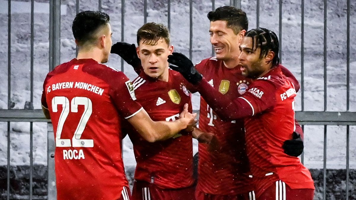 piłkarze Bayernu Monachium cieszą się z bramki Roberta Lewandowskiego