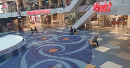 Niedziela "półhandlowa". Smutne obrazki w galeriach