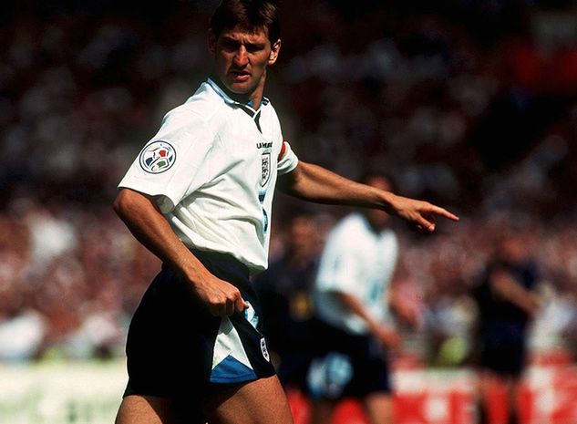 Tony Adams jako kapitan Anglii podczas Euro 1996 / fot. Lutz Bongarts / GettyImages