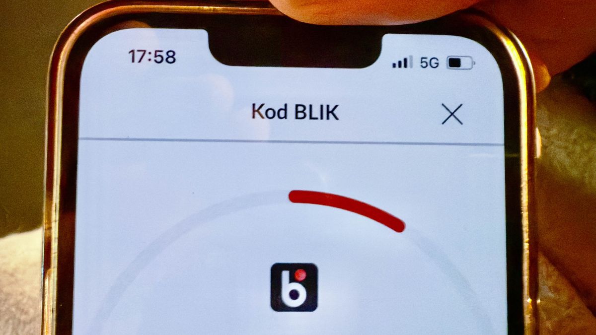 Szczecin, 03.11.2025. Usługa BLIK do realizacji płatności, 3 bm. Operator systemu BLIK przekazał za pośrednictwem platform społecznościowych, że obserwowany atak DDoS może powodować czasowe problemy z realizacją płatności. To kolejny atak tego typu w ostatnich dniach i problemy z funkcjonowaniem systemu. ***Do tego materiału zdjęciowego dostępna jest również depesza w systemie CSI, pt.: BLIK: problemy z płatnościami po ataku DDoS***