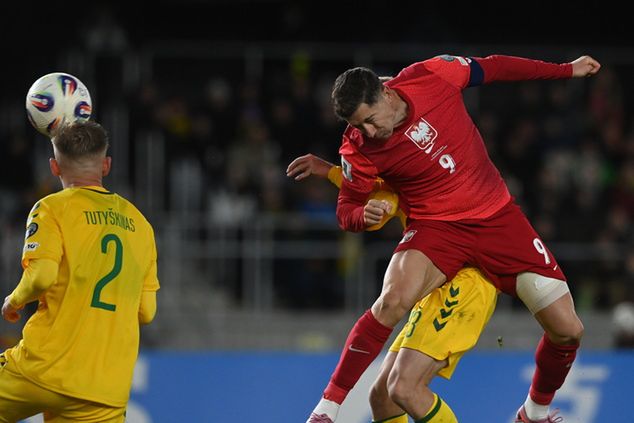 Robert Lewandowski z bandażem podczas drugiej połowy meczu z Litwą (fot. PAP/Piotr Nowak)