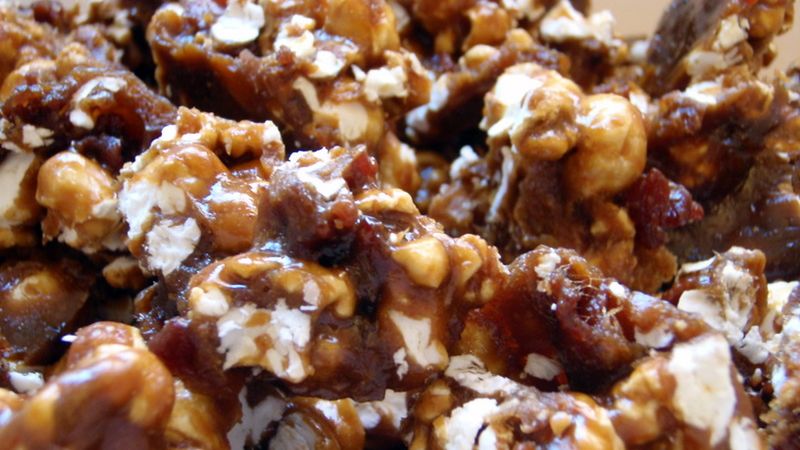 Popcorn z polewą karmelową i orzeszkami ziemnymi